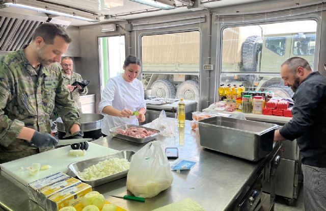 La cocinera y los militares elaboran el menú